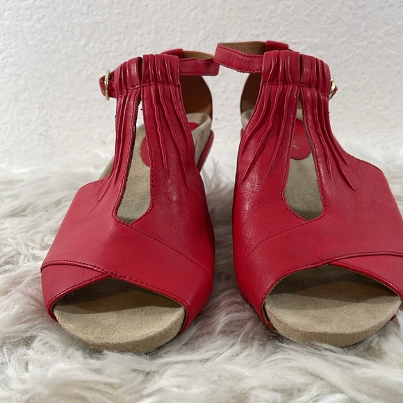 EARTHIES ARTSY Ankle Strap Wedge Sandals Heels Womens
10 Ruby Red VERIA LEATHER - Picture 3 of 15
